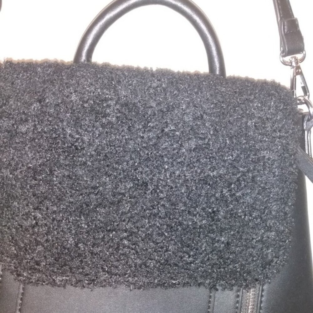 MMS: Black multi compartment crossbody/shoulder bag W/ detachable strap. - Picture 4 of 9
